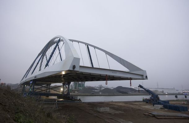 Nieuwe Hoogmolenbrug over Albertkanaal in Schoten is geplaatst