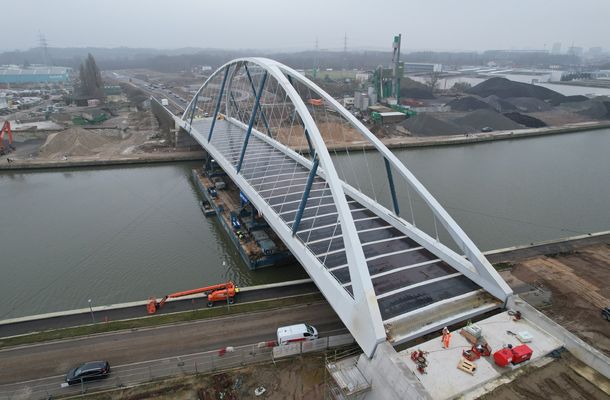 Nieuwe Hoogmolenbrug over Albertkanaal in Schoten is geplaatst